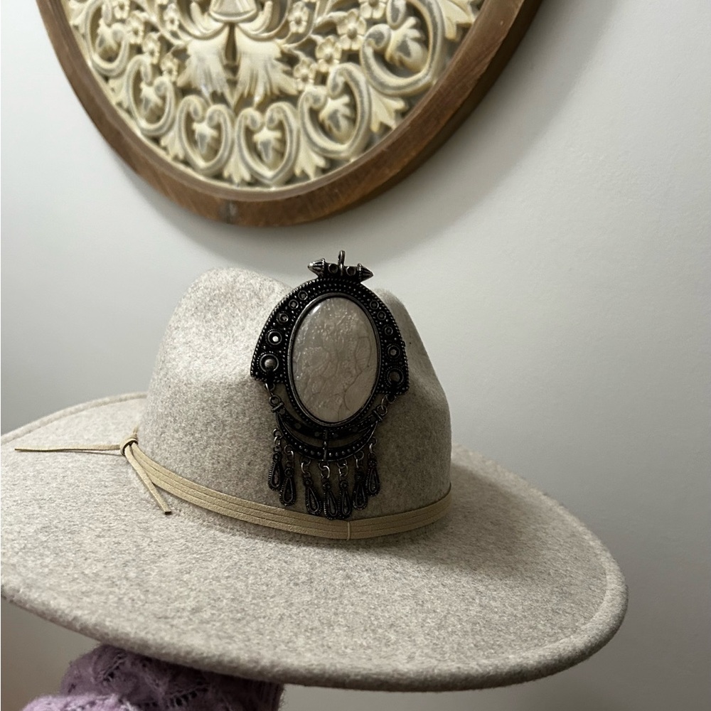 Elegant Cream Fedora hat with Silver Accent - Picture 5 of 9